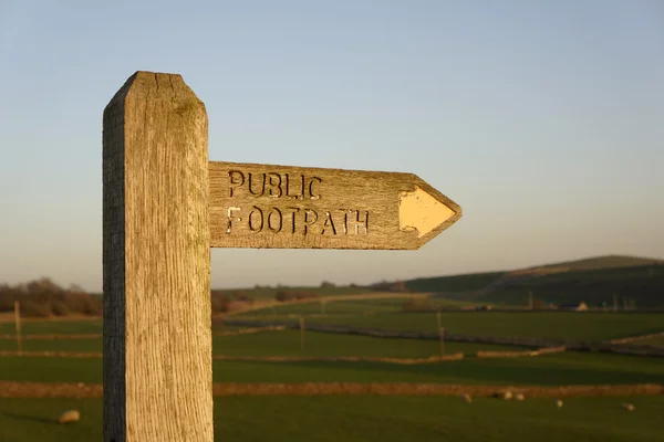 A public footpath sign — Stock Photo, Image