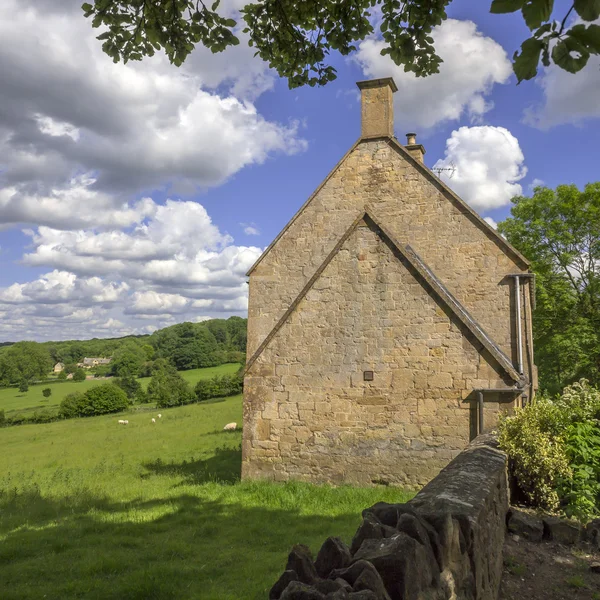 Farm buildings and farmhouse in countryside. — Stock Photo, Image