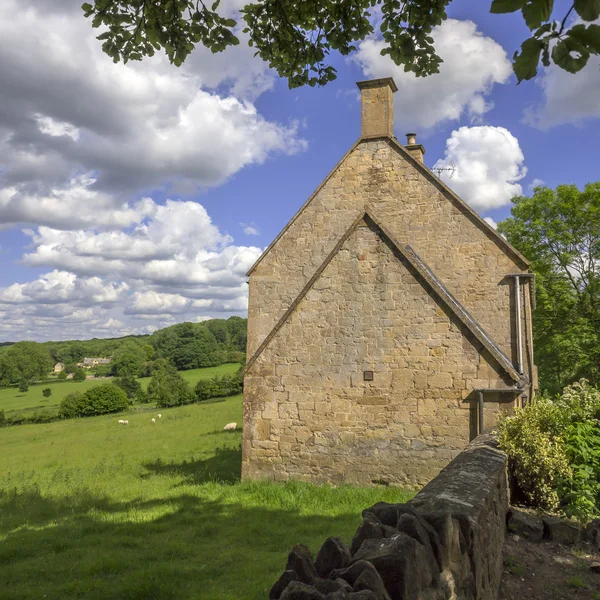 Edifícios agrícolas e casa de campo . — Fotografia de Stock