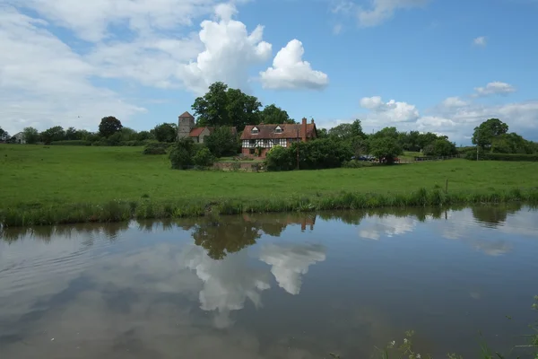 Maisons près d'un lac ou d'une rivière ou d'un canal . — Photo