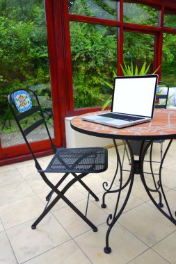 yaz terası masa laptop