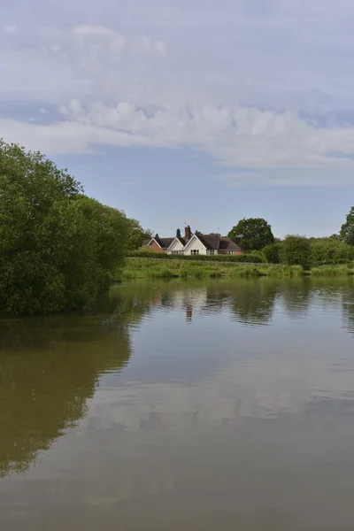 Huizen door kanaal — Stockfoto