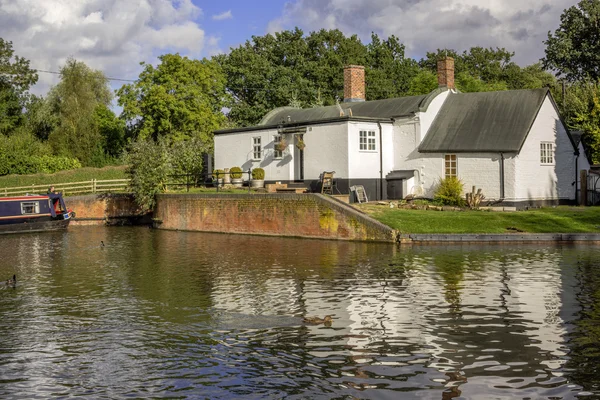 Canal cottage — Stock Photo, Image