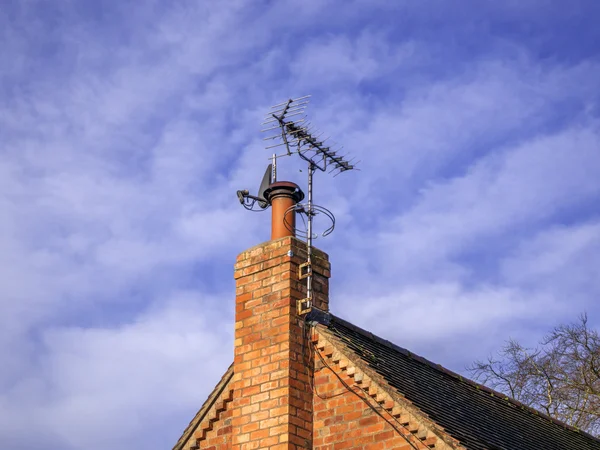 Una antena parabólica y TV — Foto de Stock