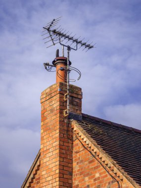 bir uydu çanağı ve tv arial