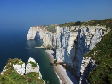 Normandiya kıyılarında uçurumlarda