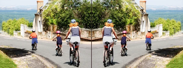 Mamma e due bambini in bicicletta — Foto Stock
