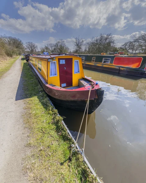 Buntes Boot auf einem Kanal — Stockfoto