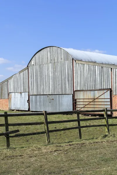 Scheunentor an landwirtschaftlichen Gebäuden aus Holz — Stockfoto