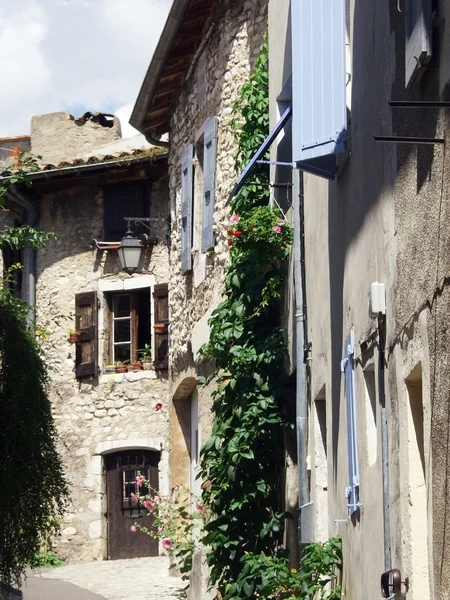 Un pueblo con casas antiguas en Francia — Foto de Stock