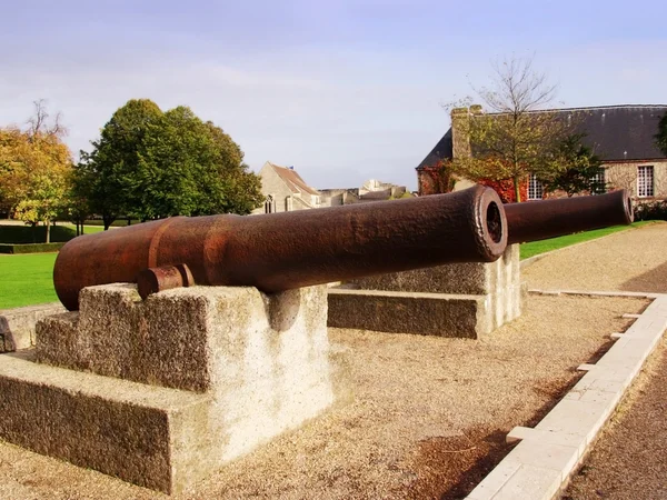 Kanonnen op de oude kantelen bij caen Normandië — Stockfoto