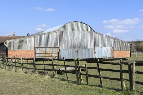 Puerta del granero en los edificios de la granja de madera — Foto de Stock