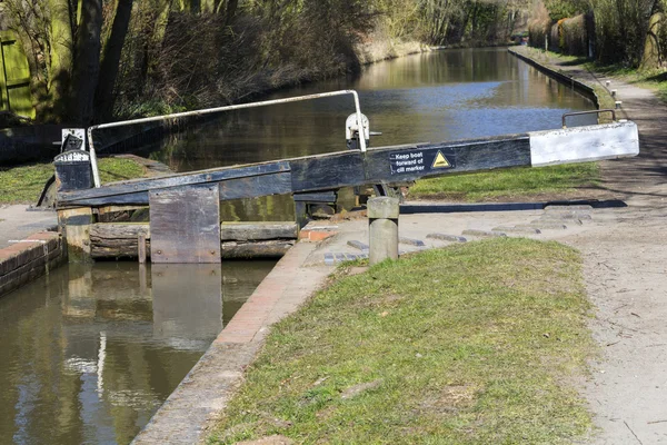 A lock gate on a canal on the inland waterways network — Stock Photo, Image