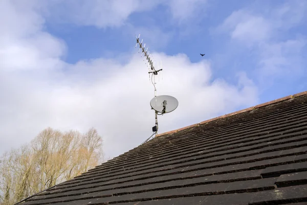 A satellite dish and TV arial — Stock Photo, Image