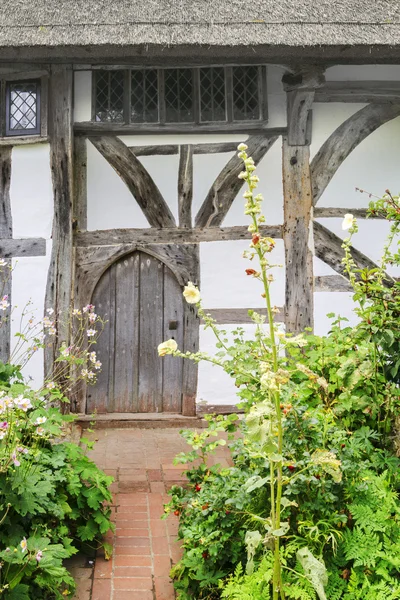 Un cottage in un villaggio inglese — Foto Stock