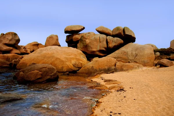 Rotsachtige kust — Stockfoto