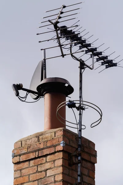 A satellite dish and TV arial — Stock Photo, Image