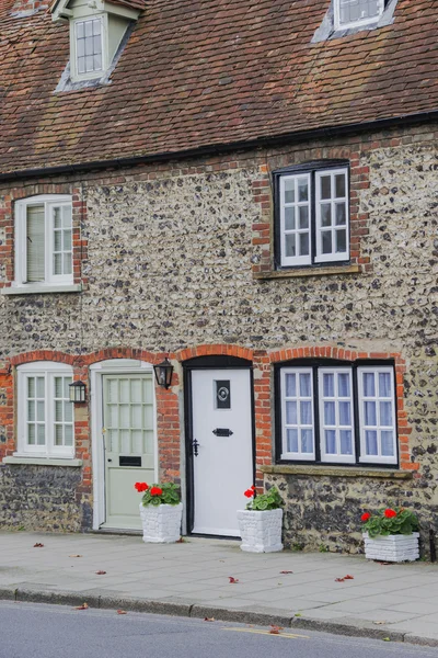 Cottage in an english village — Stock Photo, Image