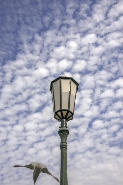 Old Fashioned Street Light against a Blue Sky — Stock Photo, Image