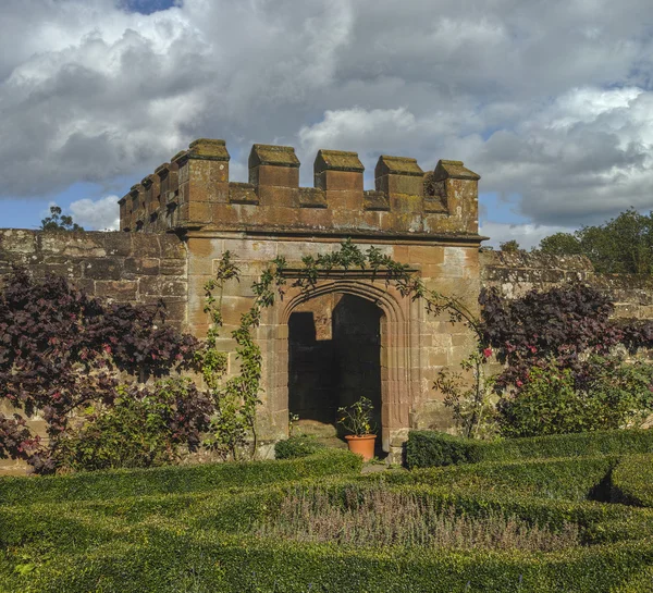 Каменные ворота в парке — стоковое фото