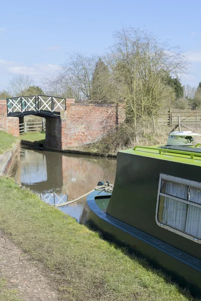 Uma ponte dividida no Stratford upon avon canal, Preston Bagot voo de fechaduras, Warwickshire, Midlands Inglaterra Reino Unido . — Fotografia de Stock