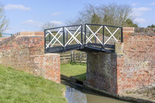 A split bridge on the Stratford upon avon canal, Preston Bagot flight of locks, Warwickshire, Midlands England UK. — Stock Photo, Image