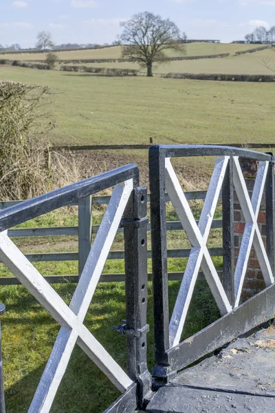 A split-híd a stratford upon avon csatorna, preston bogyó repülés zárak, warwickshire, midlands Anglia Egyesült Királyság. — Stock Fotó