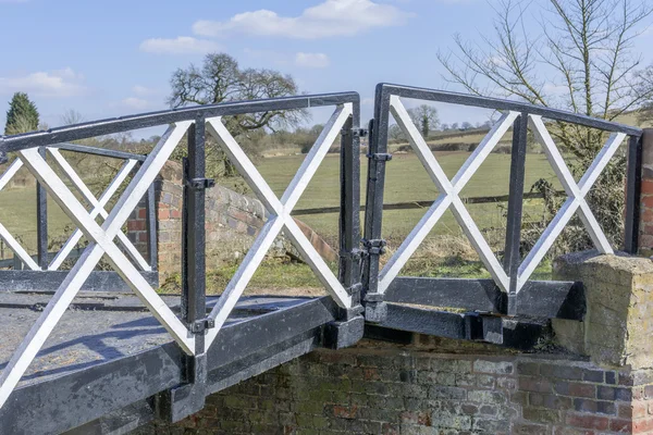 A split-híd a stratford upon avon csatorna, preston bogyó repülés zárak, warwickshire, midlands Anglia Egyesült Királyság. — Stock Fotó