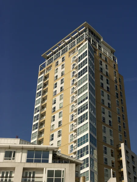 Edificio de apartamentos Hi-rise — Foto de Stock