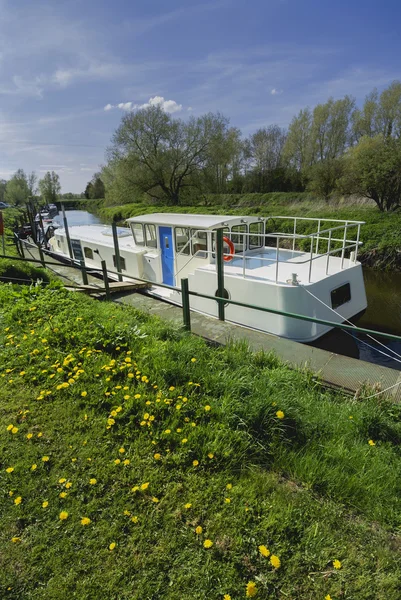 Boot op het kanaal in Verenigd Koninkrijk — Stockfoto