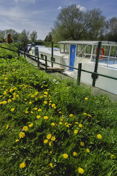 Boot op het kanaal in Verenigd Koninkrijk — Stockfoto