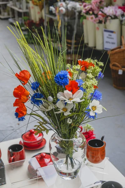 Букет из диких цветов в вазе — стоковое фото