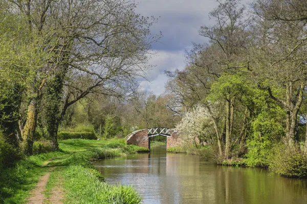 A canal on the inland waterways network of navigable canals and waterways in the english and british countryside in the uk, United Kingdom, great britain, europe — стоковое фото