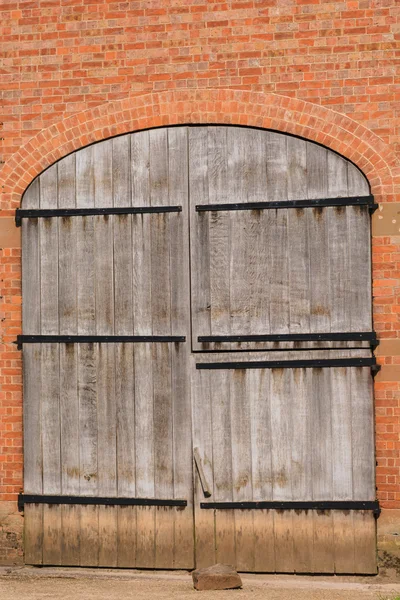 Una vecchia porta in legno con maniglia in metallo — Foto Stock