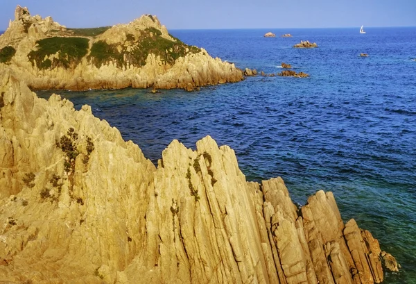 Скалы на побережье лазурного берега Франции — стоковое фото