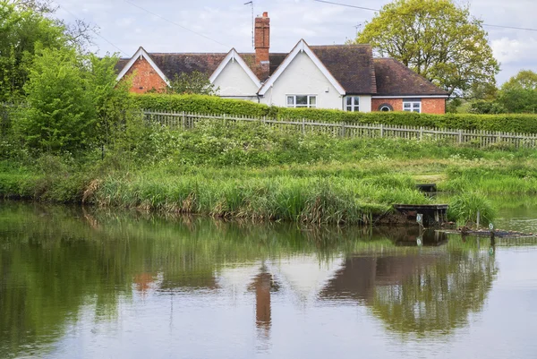 Häuser neben Kanal oder Fluss. — Stockfoto