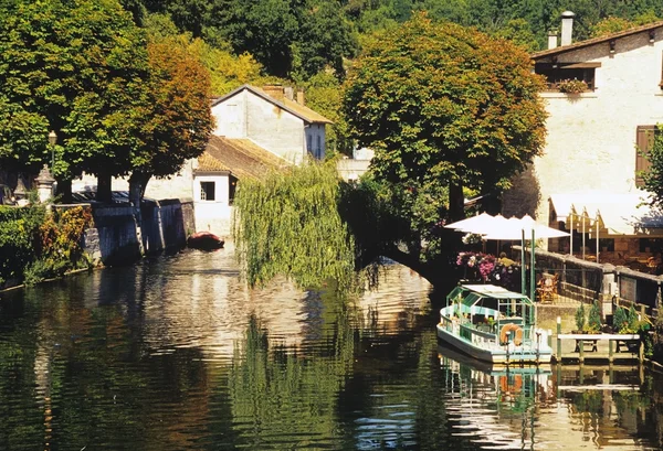 Casa de campo com frança fluvial — Fotografia de Stock