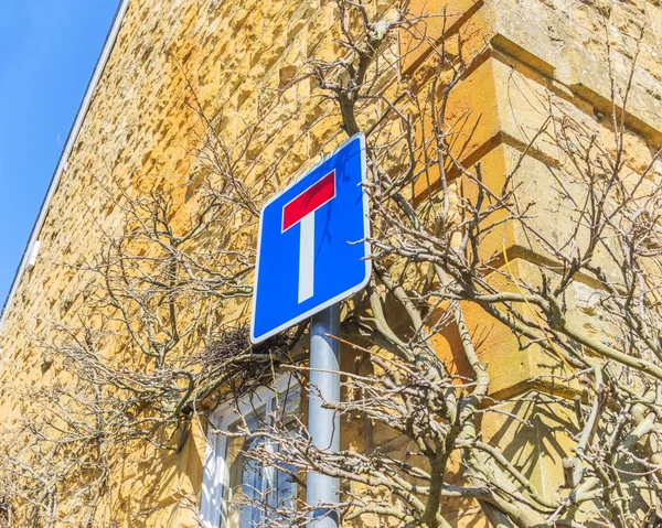 No through road traffic sign on brick building — Stock Photo, Image