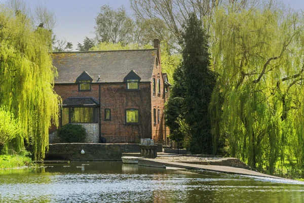 Houses next to canal or river. — Stock Photo, Image