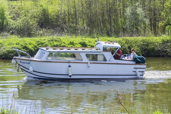 Bateau blanc sur Canal, Angleterre — Photo