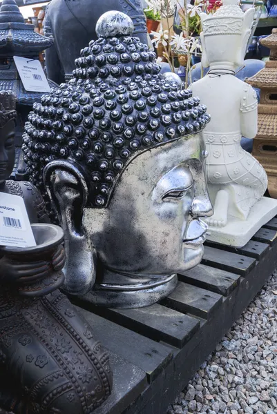 Busto de decoración de Buda de piedra en césped de jardín —  Fotos de Stock