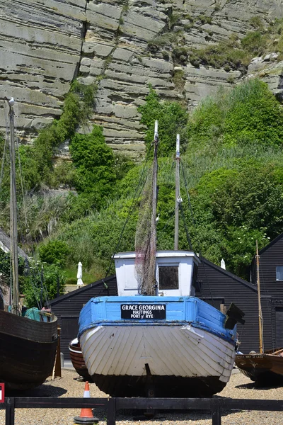 Boote an der Küste in der Nähe von Felsen — Stockfoto