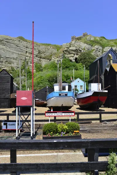 Boote an der Küste in der Nähe von Felsen — Stockfoto