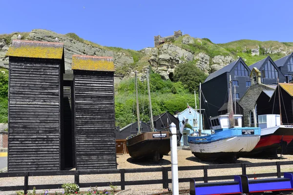 Bateaux sur la côte près de la roche — Photo