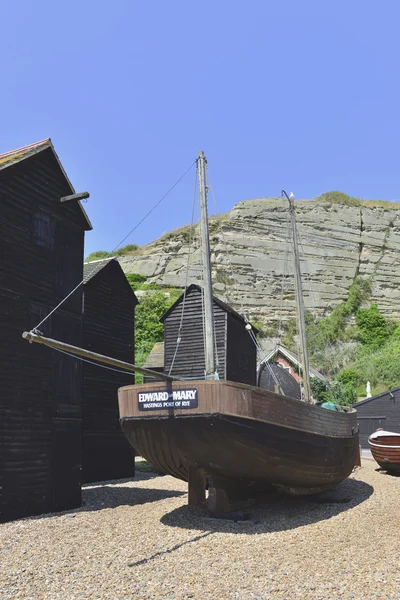 Boote an der Küste in der Nähe von Felsen — Stockfoto