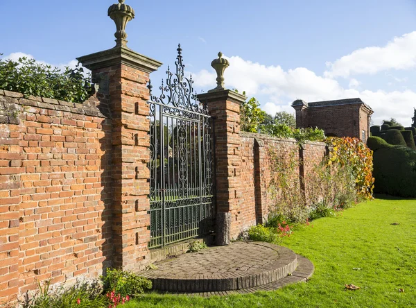 Viejo jardín amurallado elizabethan — Foto de Stock