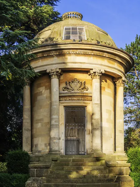 Pavillon en pierre dans le parc — Photo