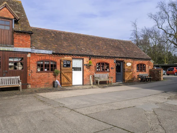 Cottage in an english village — Stock Photo, Image