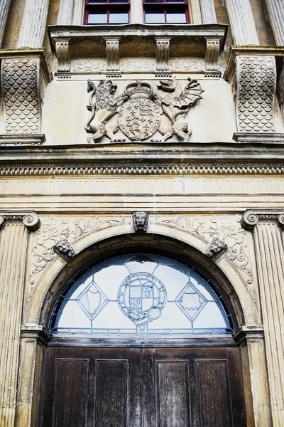 Ancienne porte décorée en Angleterre — Photo