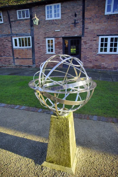 Metalen sculptuur van globe — Stockfoto